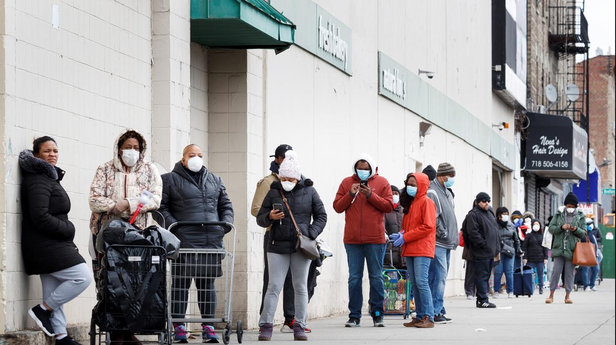 La única actividad en Manhattan en esta Pascua es filas y las ambulancias.