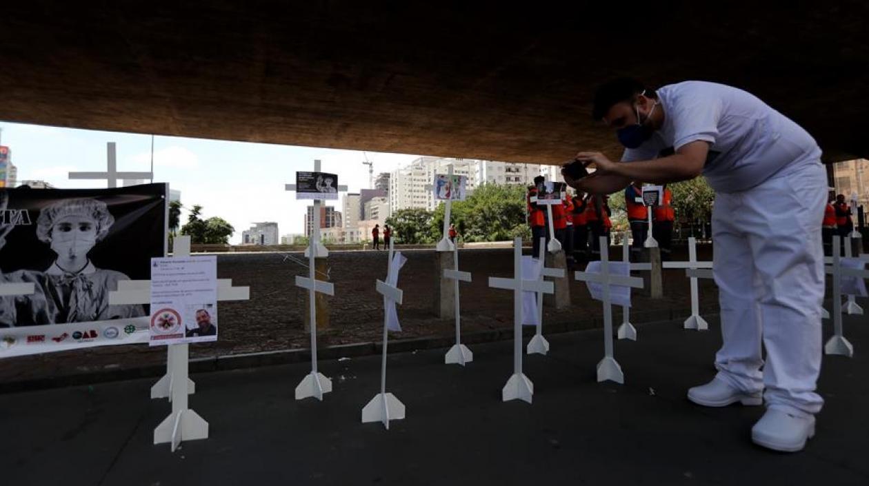 Cruces blancas con fotografías de personal médico fallecido por la crisis del Covid-19 son instaladas en la Avenida Paulista, en Sao Paulo.