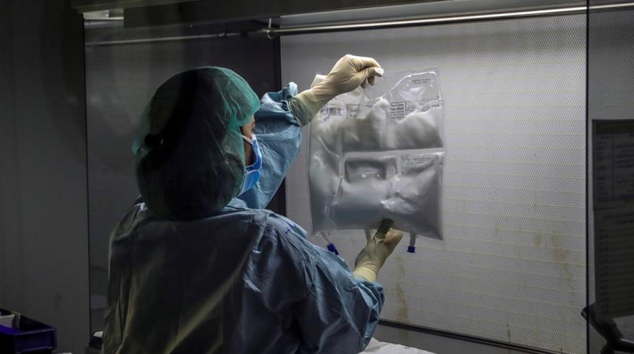 Personal sanitario en la farmacia del Hospital Universitario Puerta de Hierro de Majadahonda (Madrid).