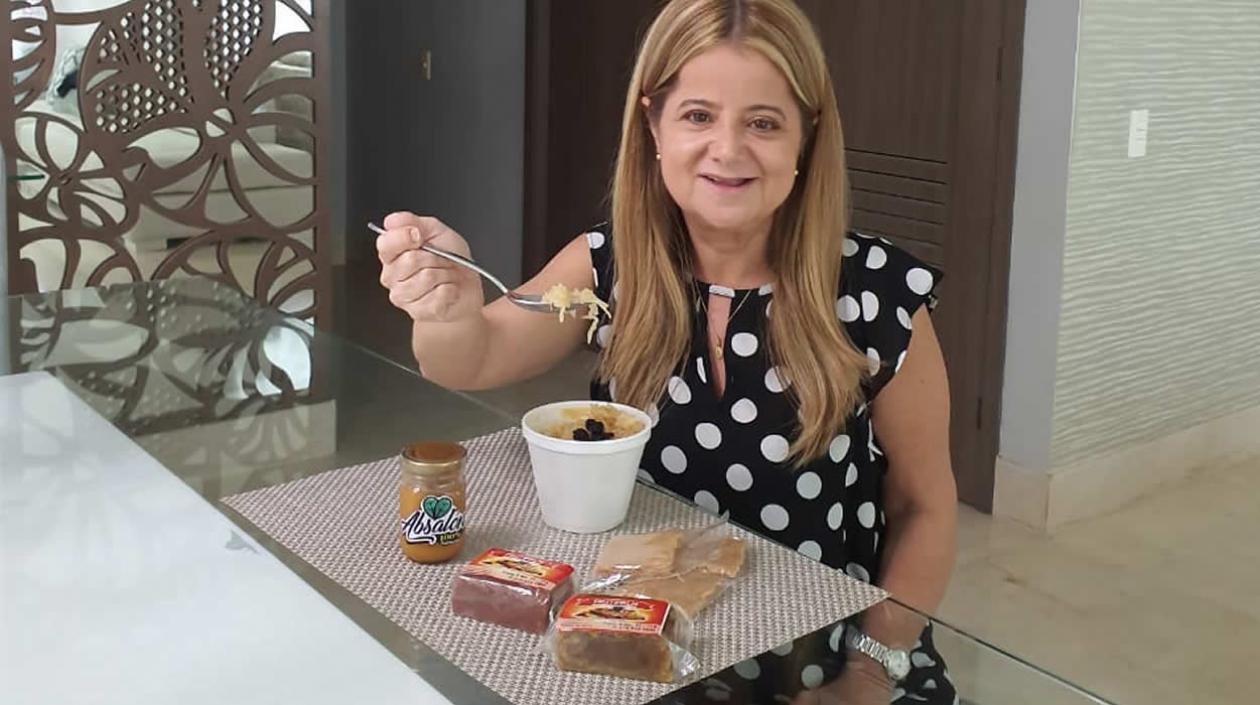 La Gobernadora Elsa Noguera degustando los dulces.