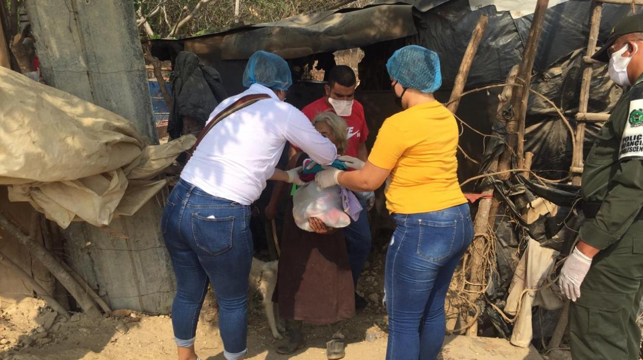 Entrega de mercados a los más vulnerables.