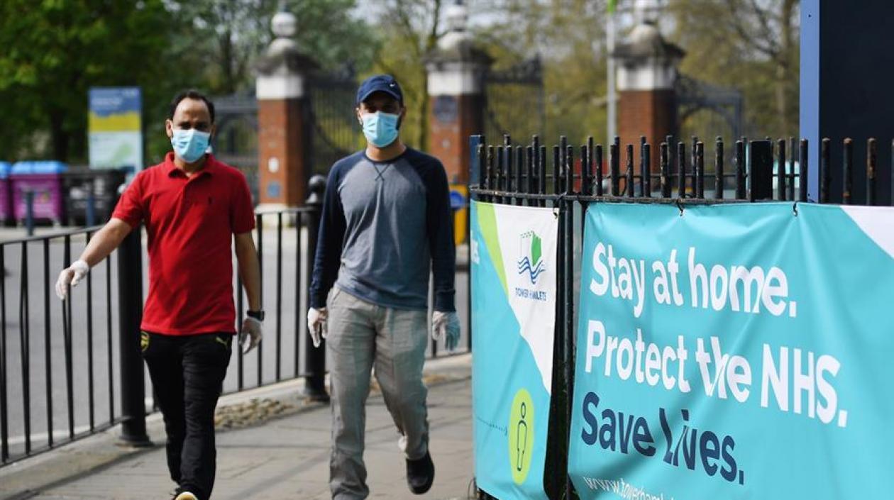 Para salir a mercar las personas en Reino Unido deben llevar tapabocas.