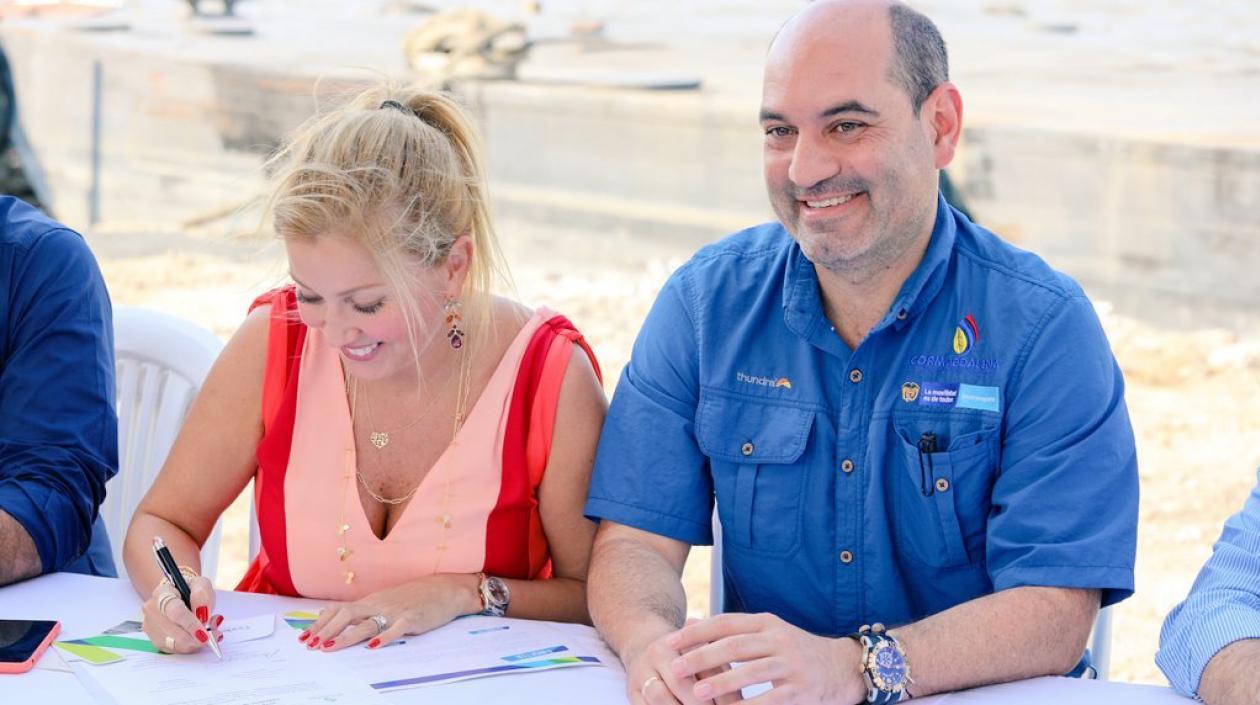La presidenta de Findeter, Sandra Gómez Arias, y el Director de Cormagdalena, Pedro Pablo Jurado, firmando el contrato.