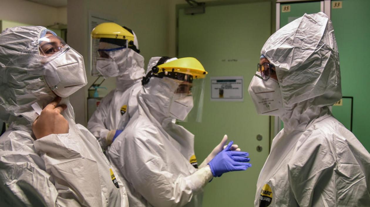 Personal médico en un hospital de Milán.