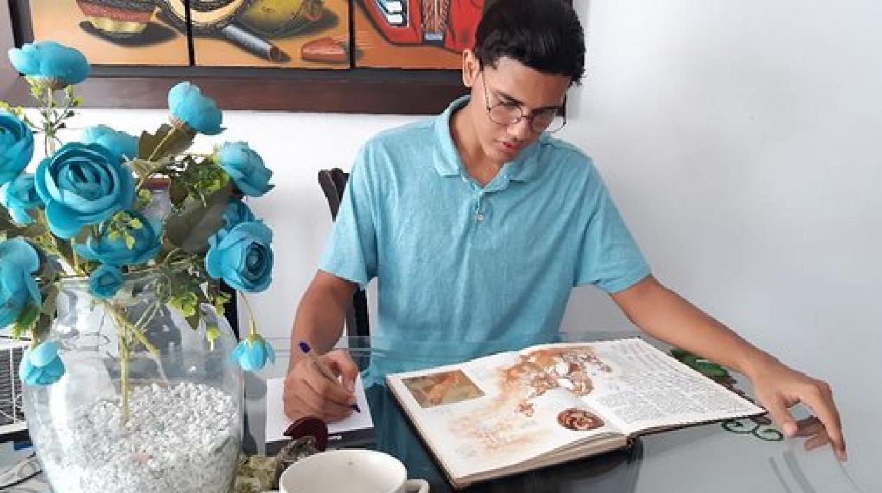 Joven estudiando desde casa.