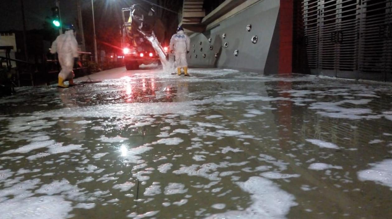 Parte del proceso de desinfección en las áreas públicas de la ciudad. 