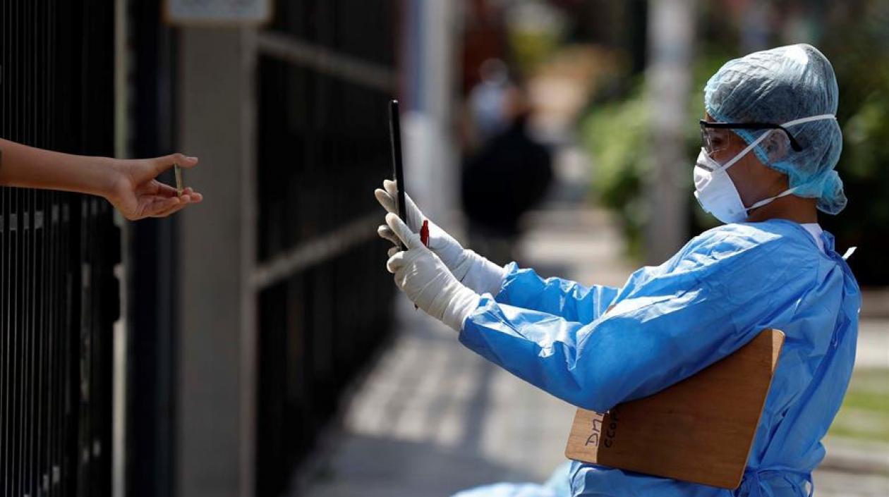 Trabajadores del ministerio de Salud toman muestras a domicilio para pruebas de coronavirus en Lima (Perú).