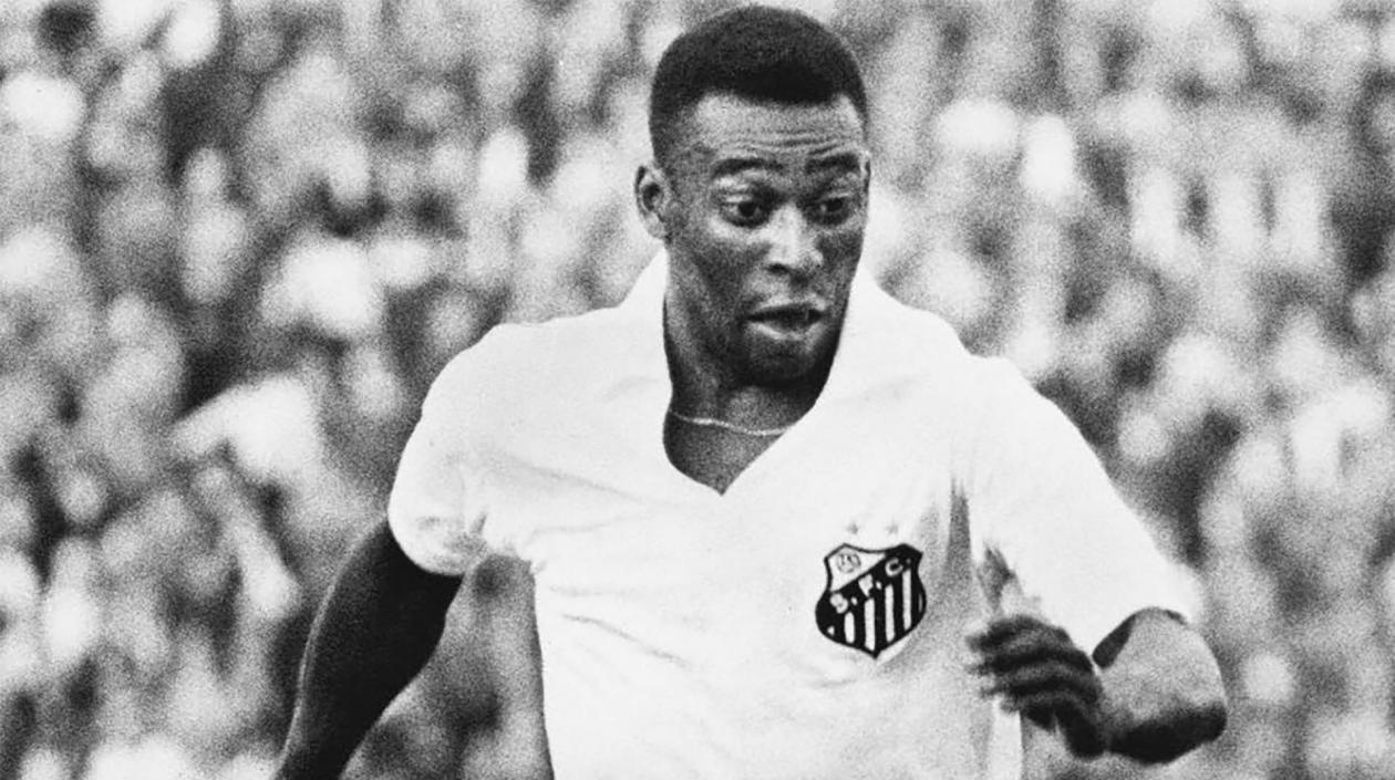 Pelé luciendo la camiseta del Santos. 