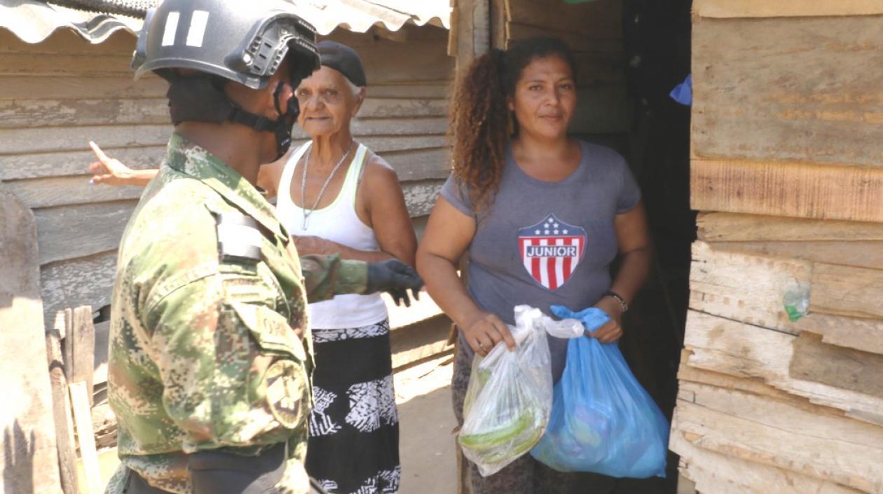 El Ejército Nacional prestando apoyo en la entrega de las ayudas.