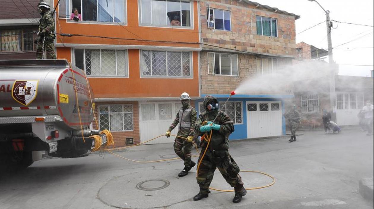 Personal del Ejército desinfectando una calle bogotana.