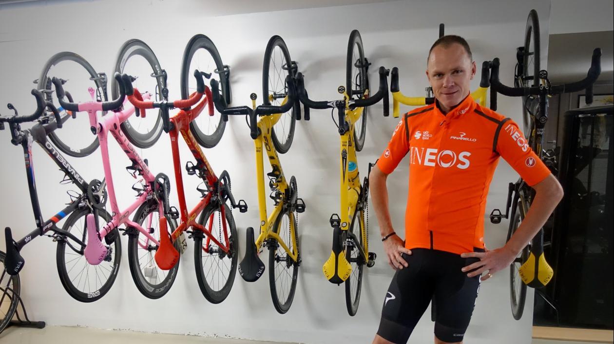 Chris Froome con las bicicletas en las que ganó el Giro, Tour y Vuelta. 