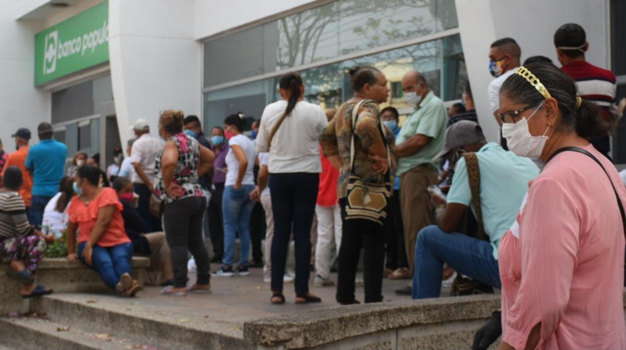 Así se ven las largas filas en los bancos en Barranquilla.
