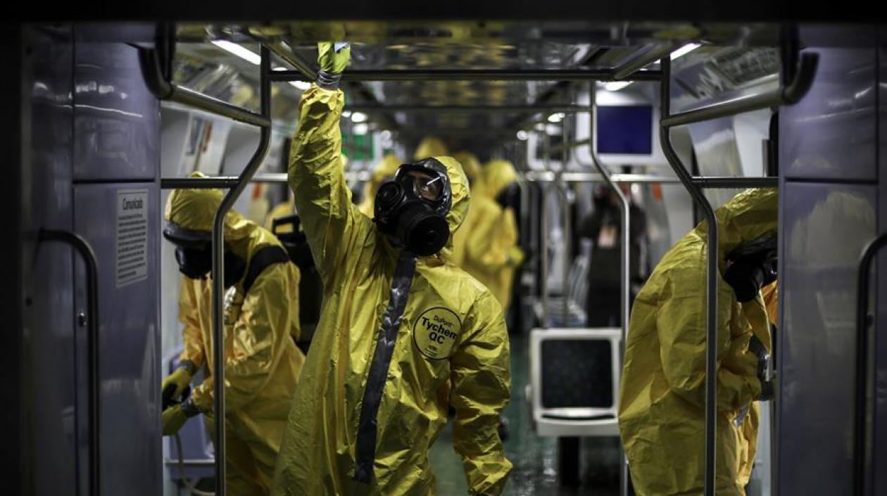 Miembros del Ejército brasileño realizan limpieza y desinfección de los trenes, para evitar contagios por coronavirus, este jueves en Río de Janeiro.