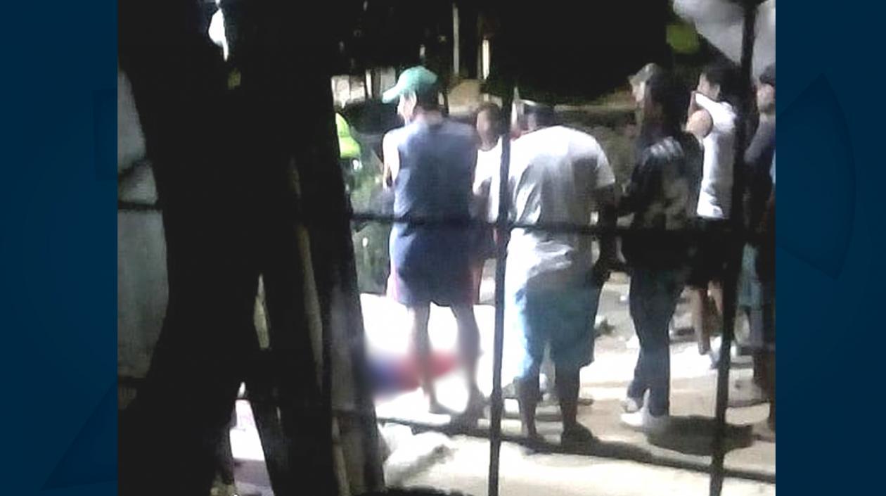 El presunto ladrón quedó herido en el lugar varios minutos hasta que fue trasladado por la Policía al hospital.