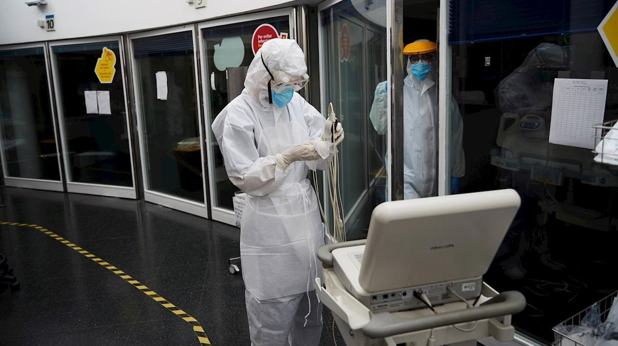 Profesionales sanitarios realizan su trabajo con enfermos de la COVID -19 en la UCI del hospital del Mar de Barcelona, este miércoles.