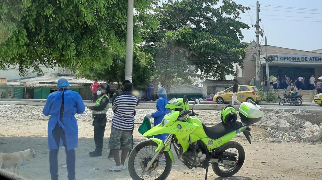 Las personas que no estén dentro de las excepciones deben permanecer en sus casas.