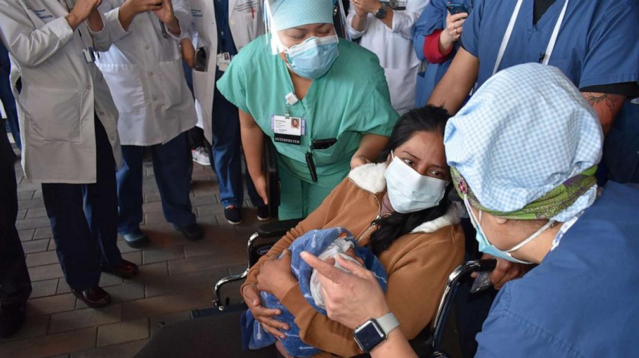 Momento en el que le entregaron a su bebé.