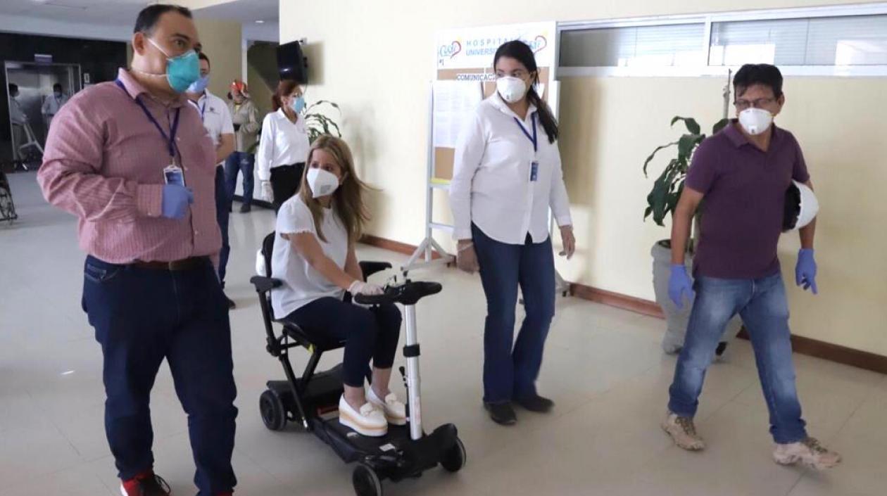 La Gobernadora Elsa Noguera inspeccionando los trabajos de recuperación del Cari.