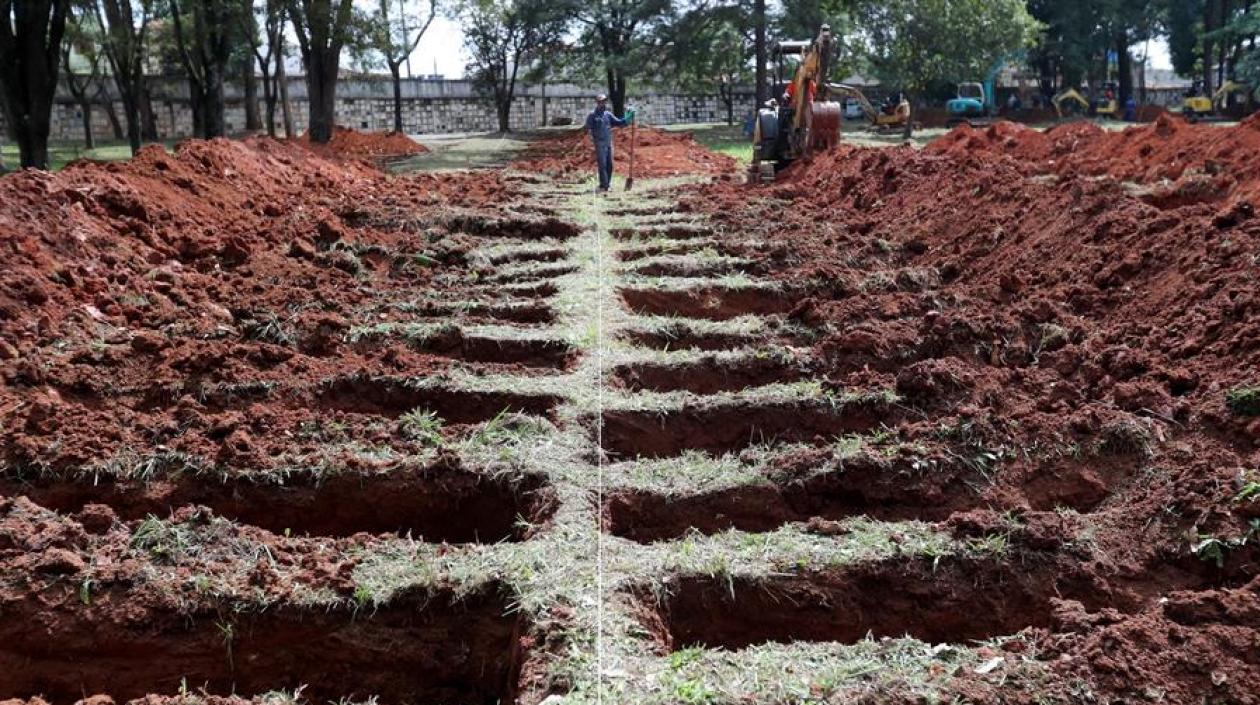 Trabajadores cavan tumbas este sábado en Sao Paulo (Brasil).