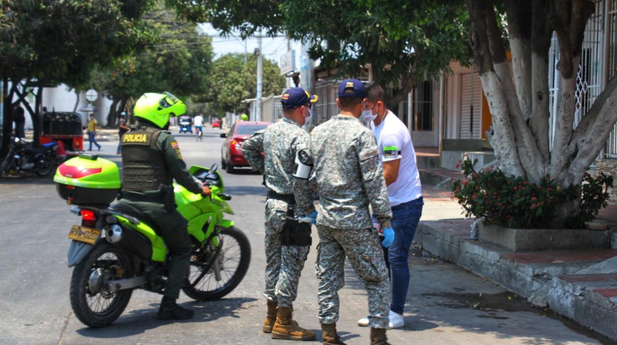 Las autoridades realizan operativos en las calles del municipio.