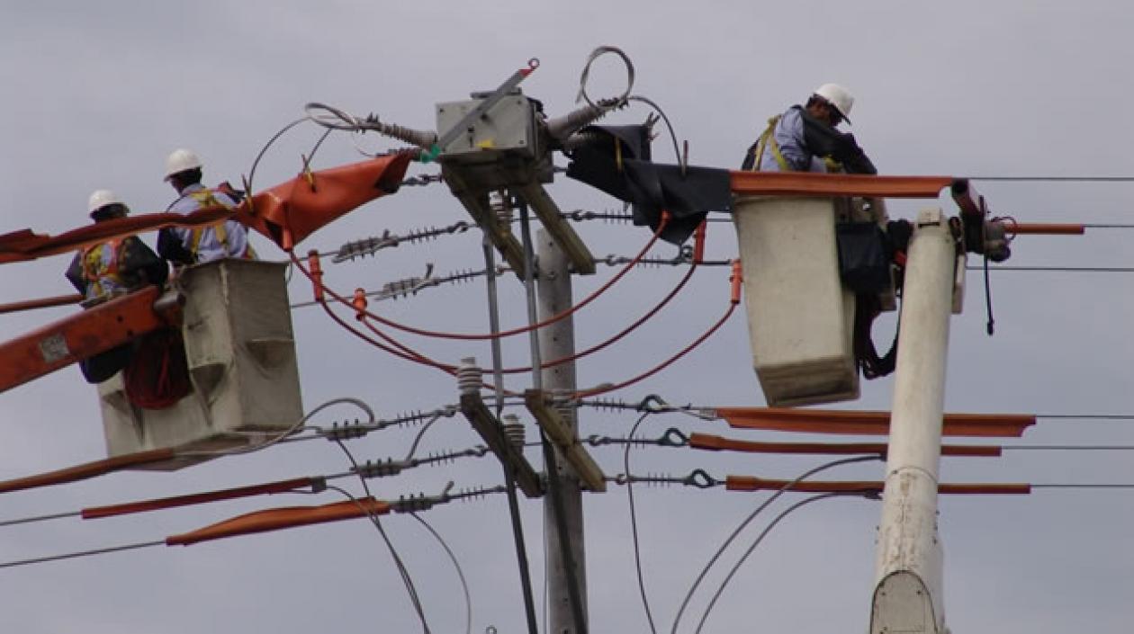 Operarios de Electricaribe, trabajando.
