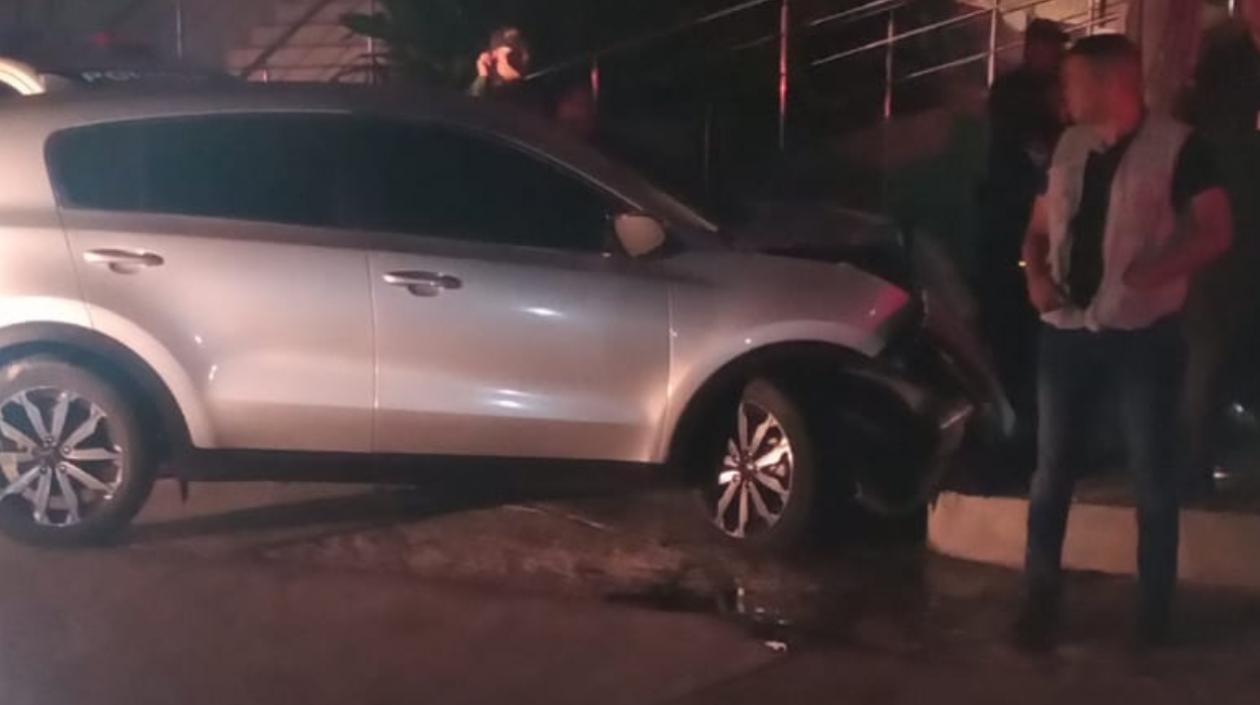 Vehículo que se estrelló frente a la sede de la Sijin.