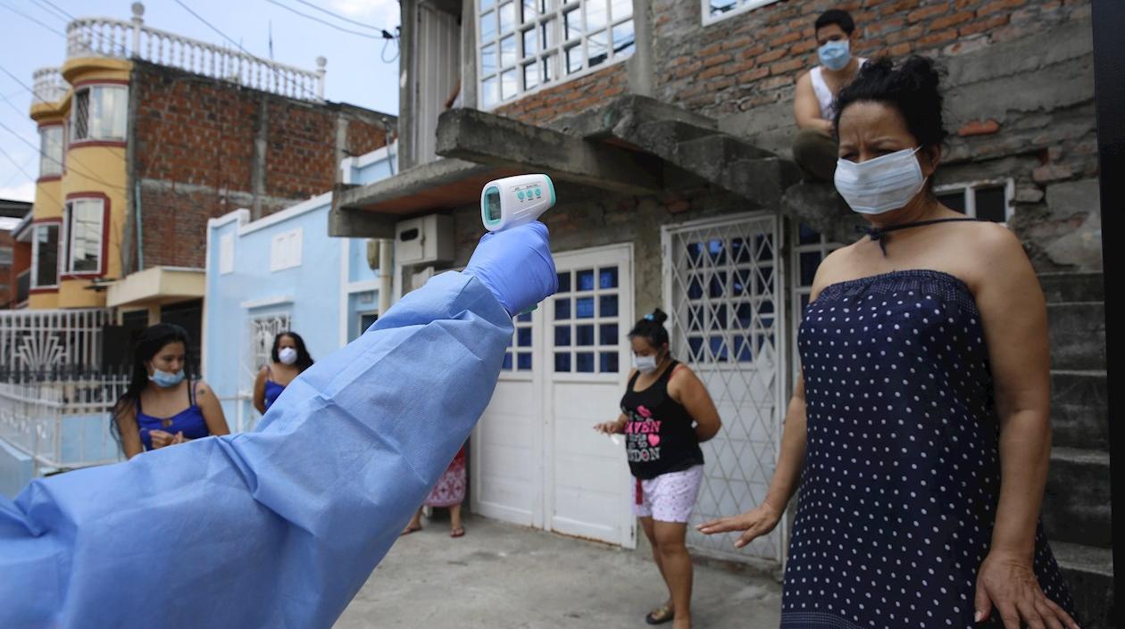 Imagen de toma de temperatura en Cali.