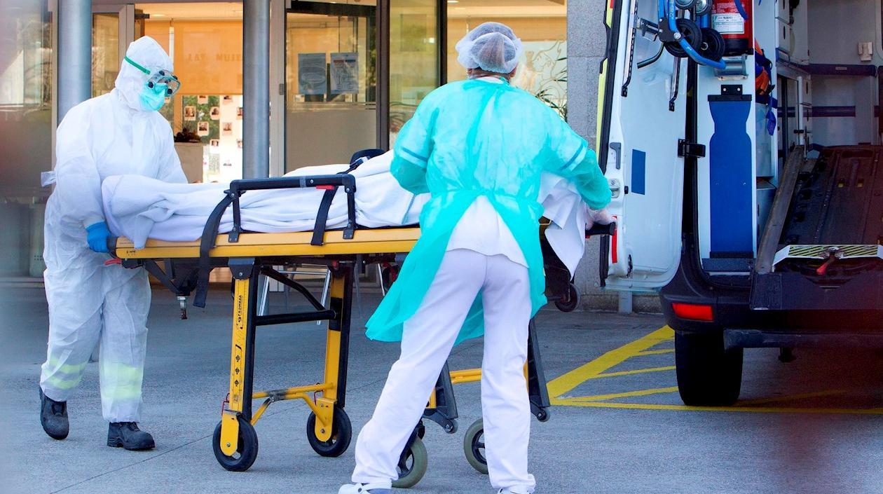 Un residente de una residencia de la tercera edad de Vigo es trasladado al hospital.