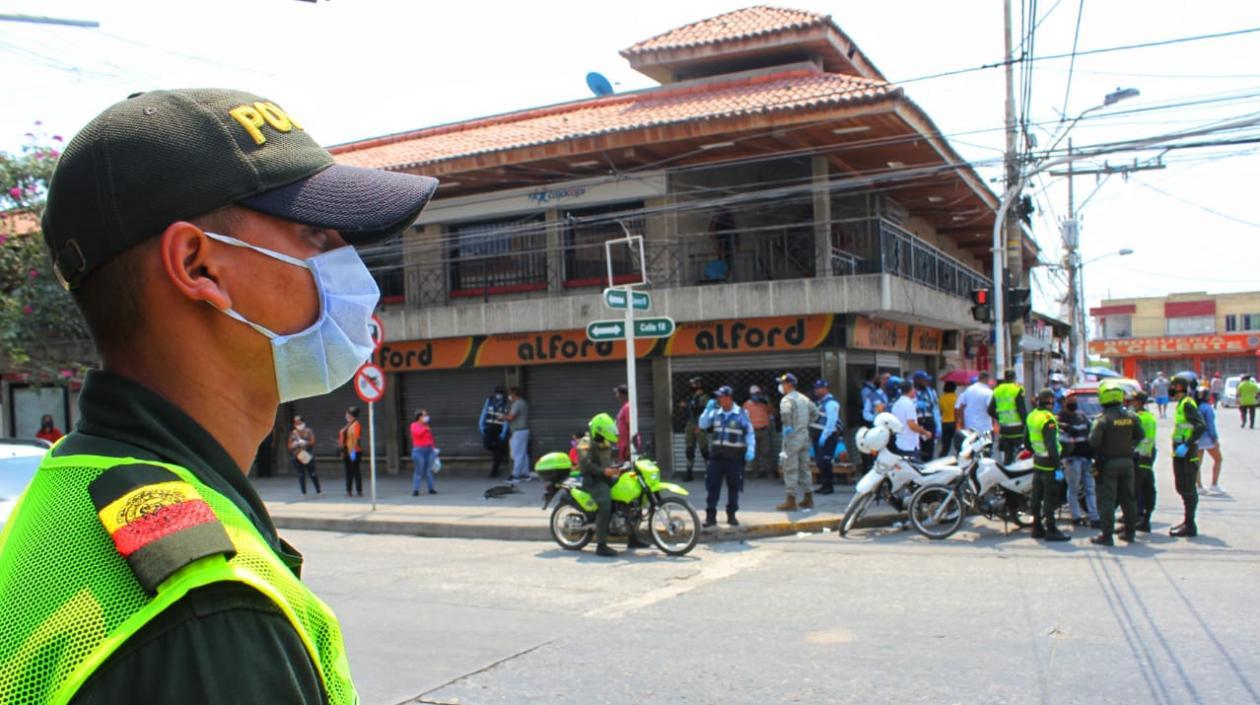 Operativos de control en el sector comercial de American Bar.