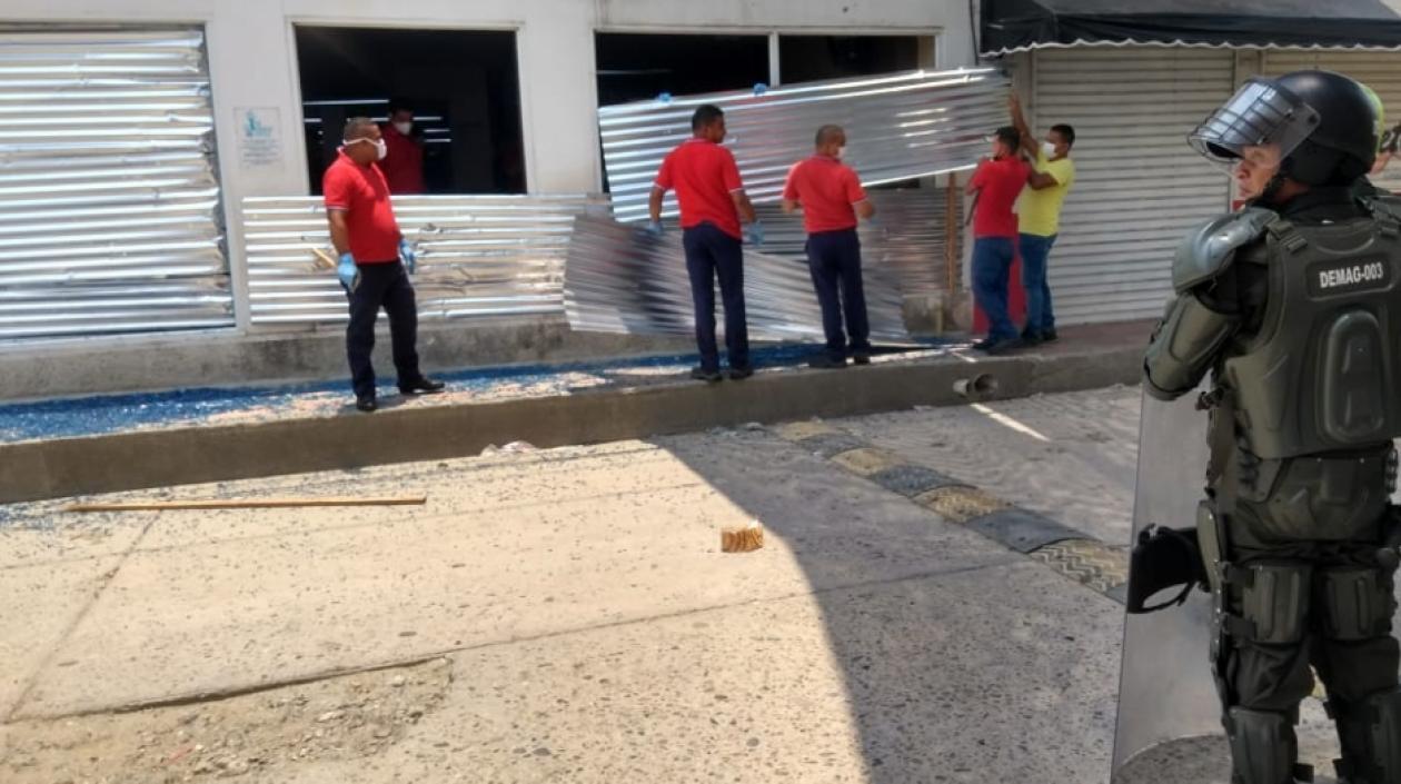 Un grupo de jóvenes partió los vidrios del supermercado Olímpica