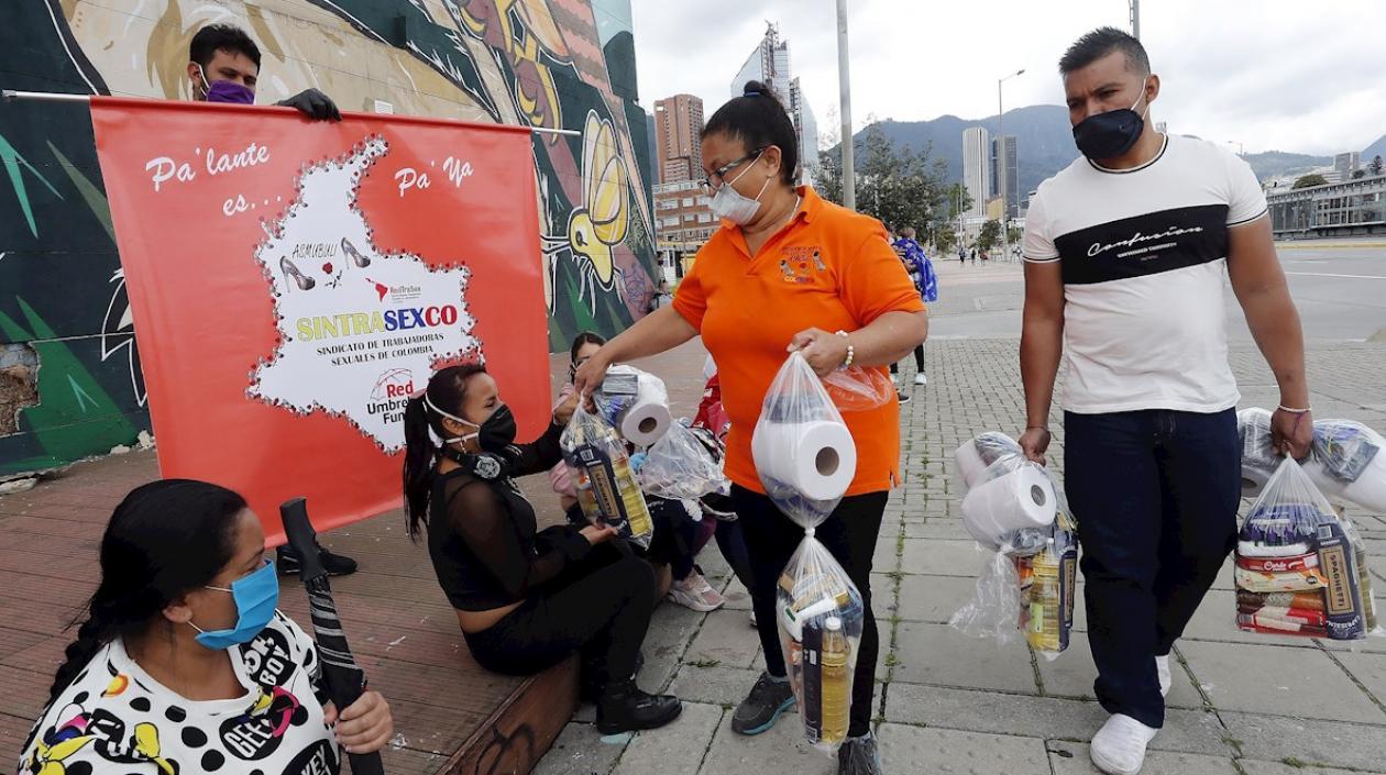 La presidenta de Sintrasexco, Fidelia Suárez entrega mercados a sus afiliadas.