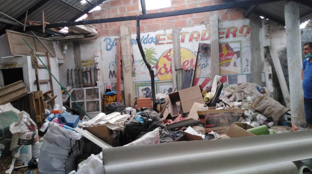 Vendaval afectó bodega de estadero. 