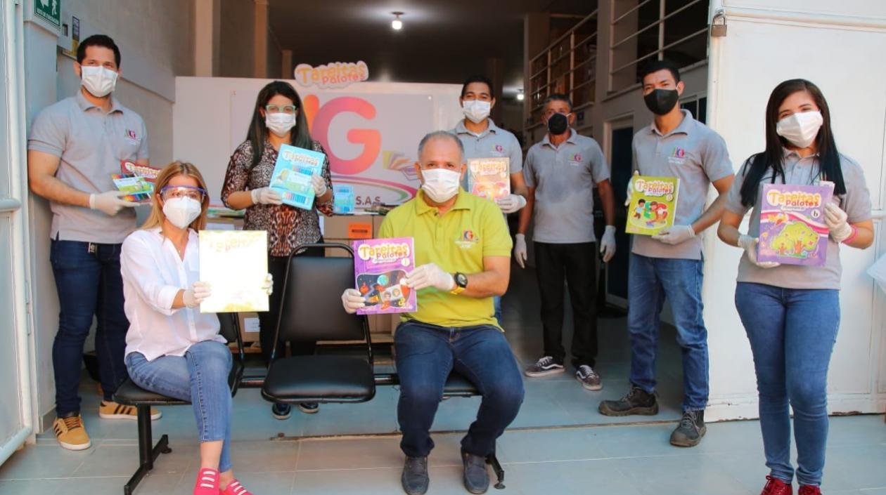 La Gobernadora destacó el apoyo de la empresa privada con la donación de material educativo.