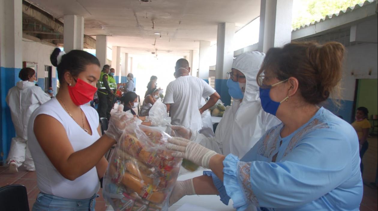 La secretaria de Educación municipal, Aída Ojeda, entregando las raciones de PAE en Soledad.