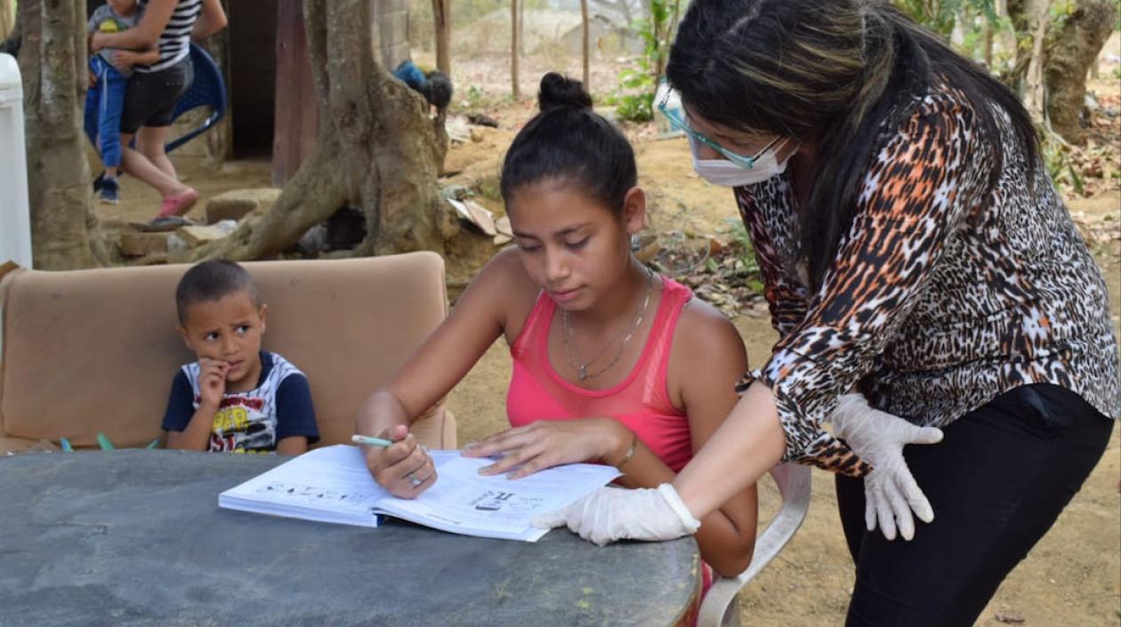 Una niña practicando con los textos recibidos.
