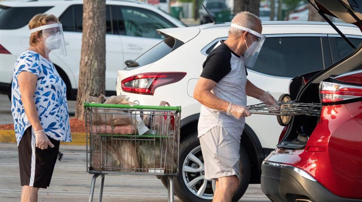Personas haciendo compras en el estado de la Florida con todas las medidas de seguridad.
