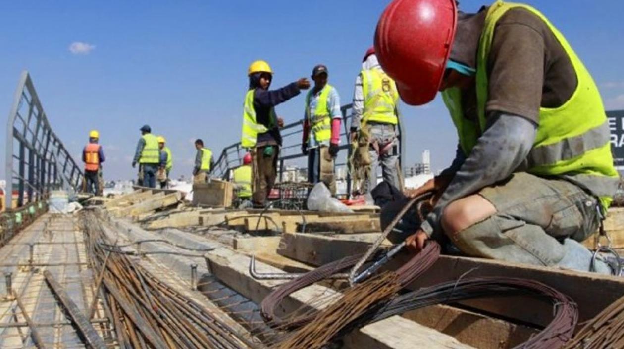  Obreros trabajando en una construcción.