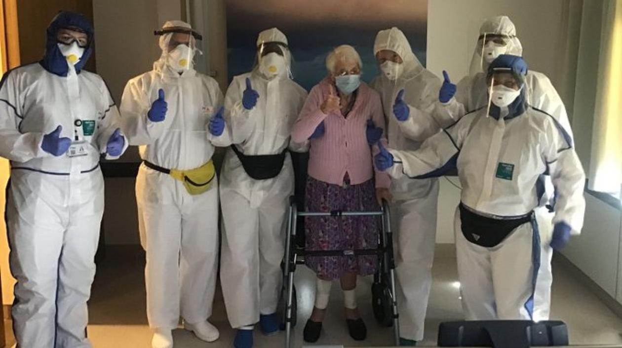 Octavie junto a los médicos que la atendieron.