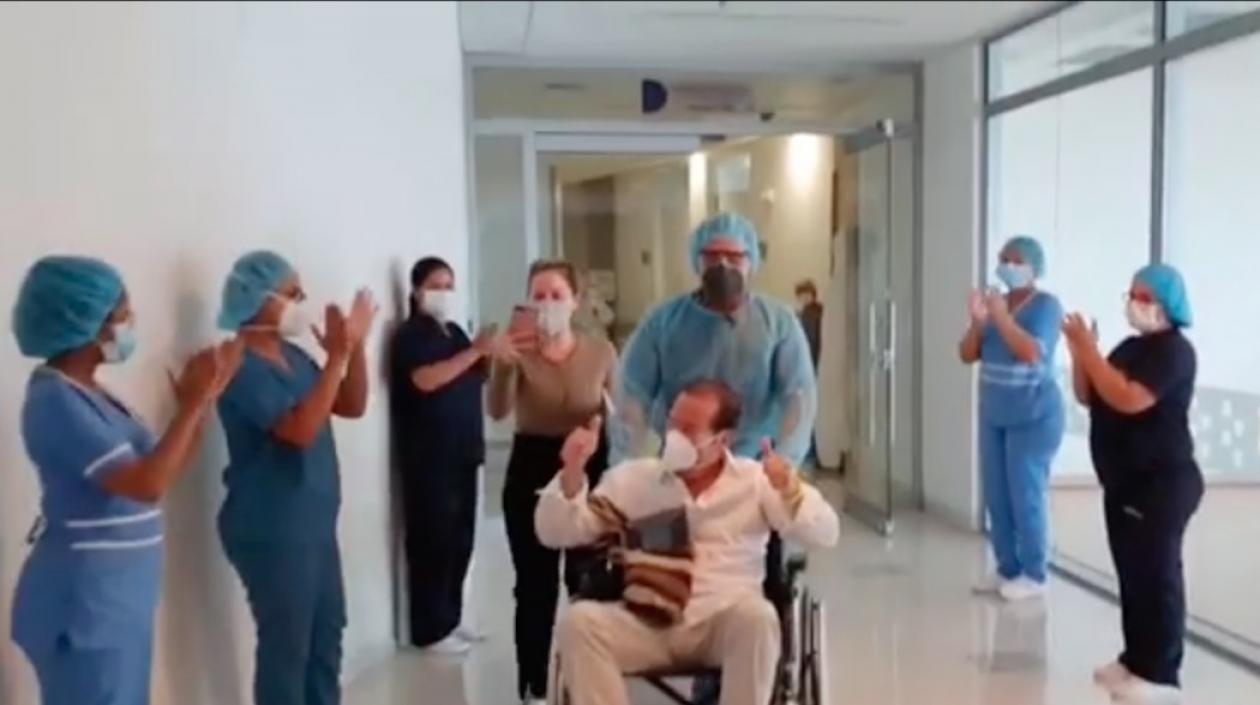 Carlos Pérez, saliendo de la Clínica Portoazul.