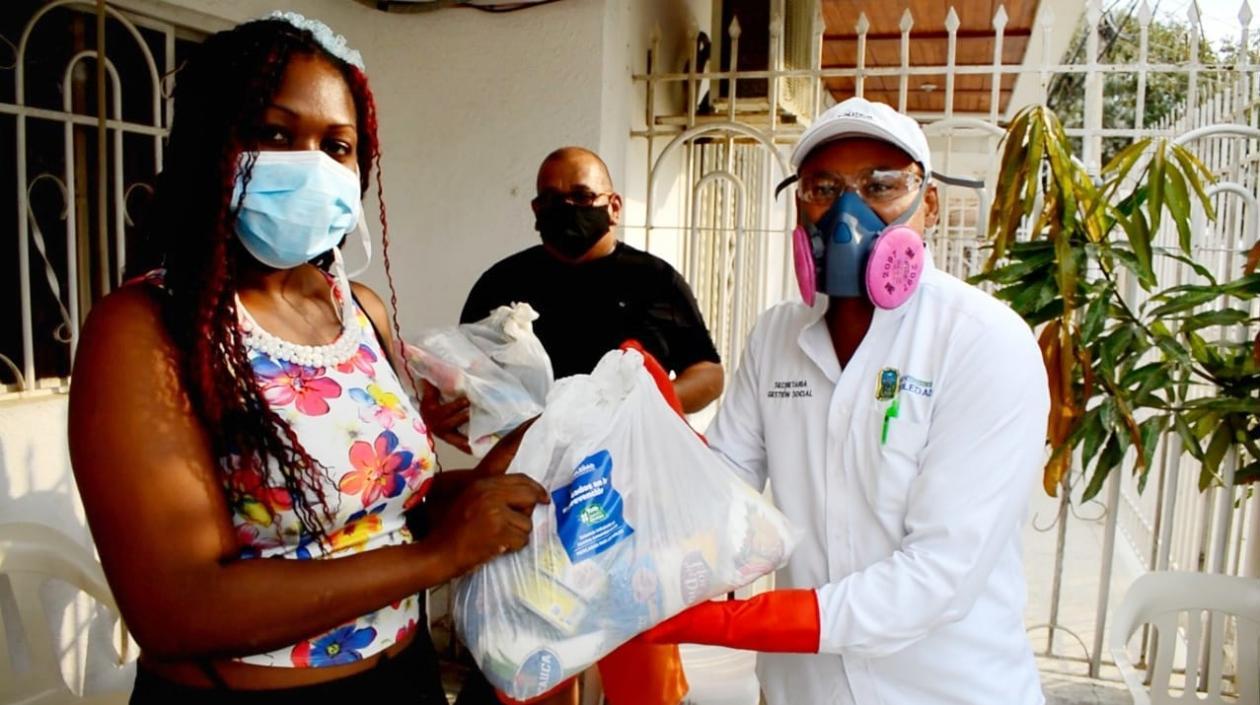 Entrega de mercados por parte de funcionarios de la Alcaldía de Soledad.