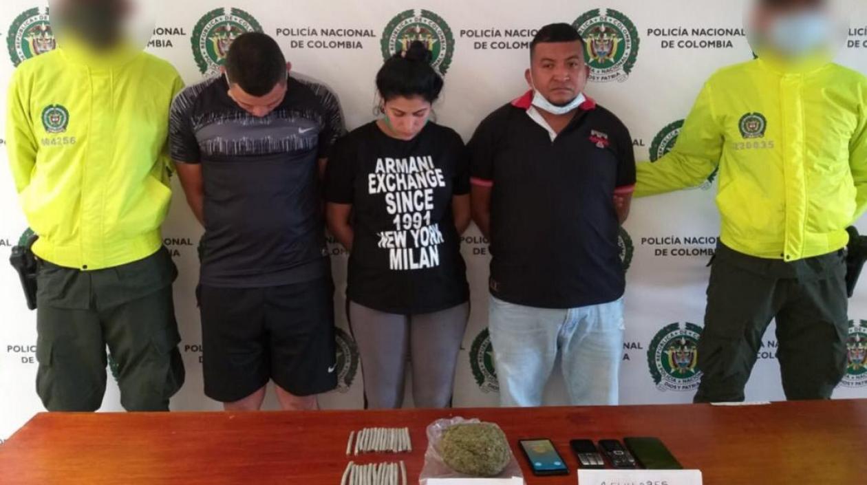 Los tres capturados con la droga.