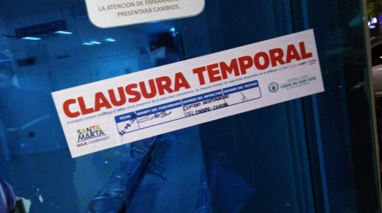 Sello de cierre temporal de la clínica.