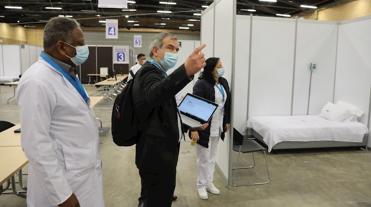 Personal sanitario revisa el  Centro Hospitalario Transitorio en Bogotá.