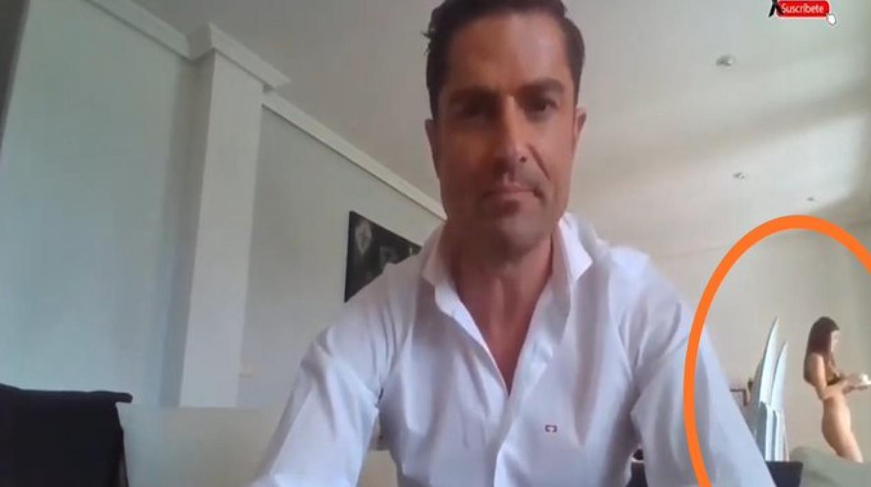 El periodista Alfonso Merlos y mujer semidesnuda.