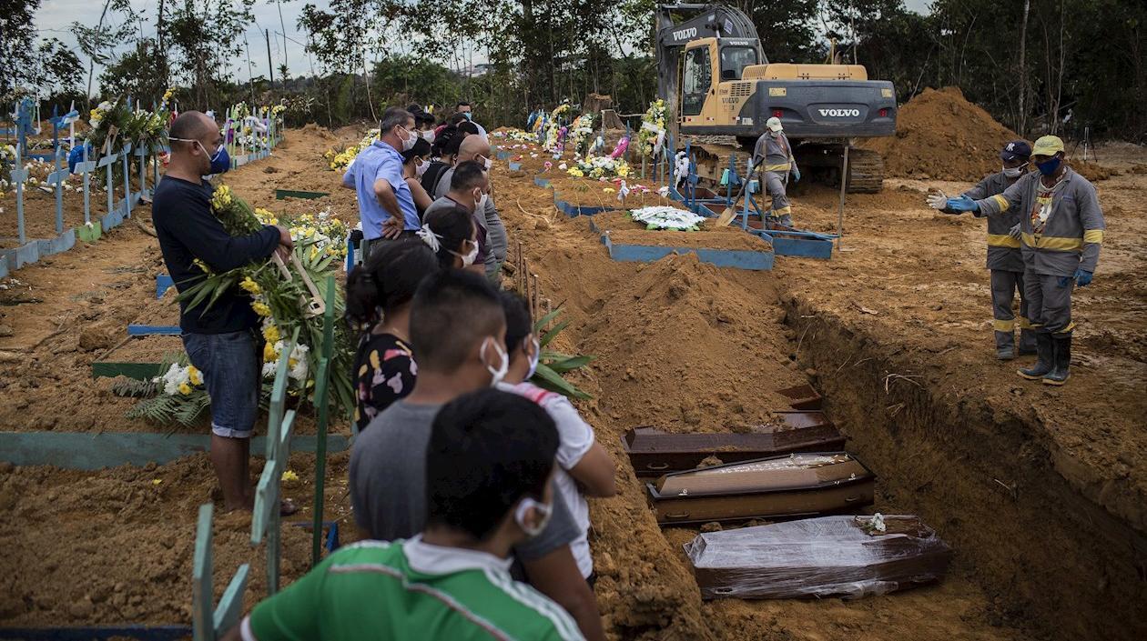 Entierros colectivos de víctimas en Manaos.