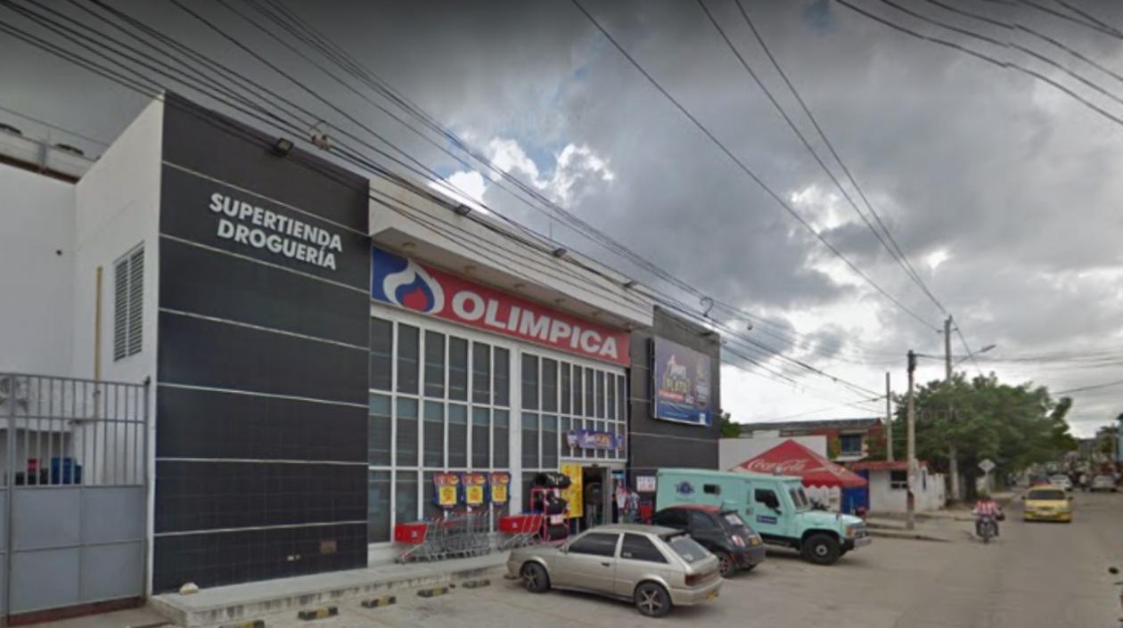 Fachada del supermercado atracado en la noche del sábado.