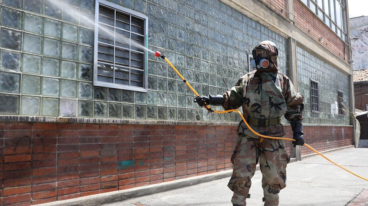 Un soldado durante una jornada de desinfección