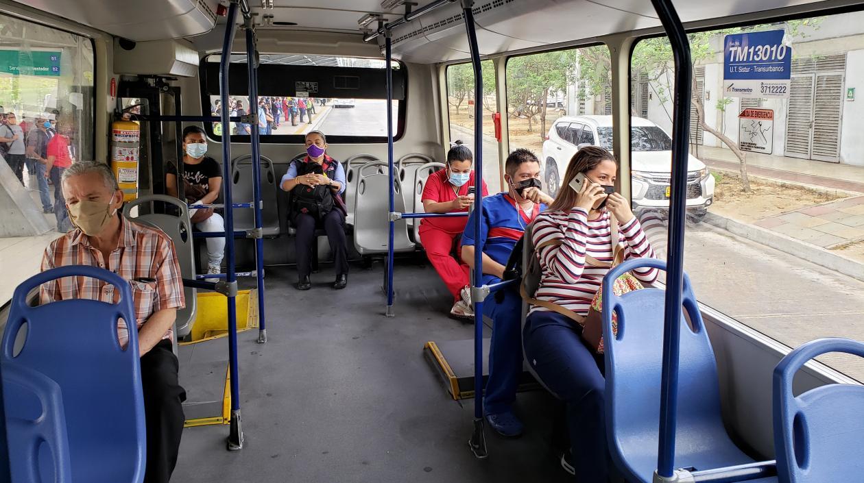 Pasajeros sentados en un alimentador de Transmetro.