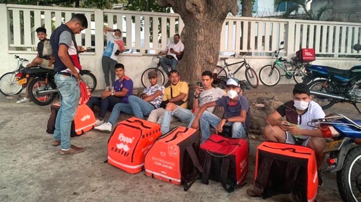 Mensajeros agrupados sin las mínimas precauciones.