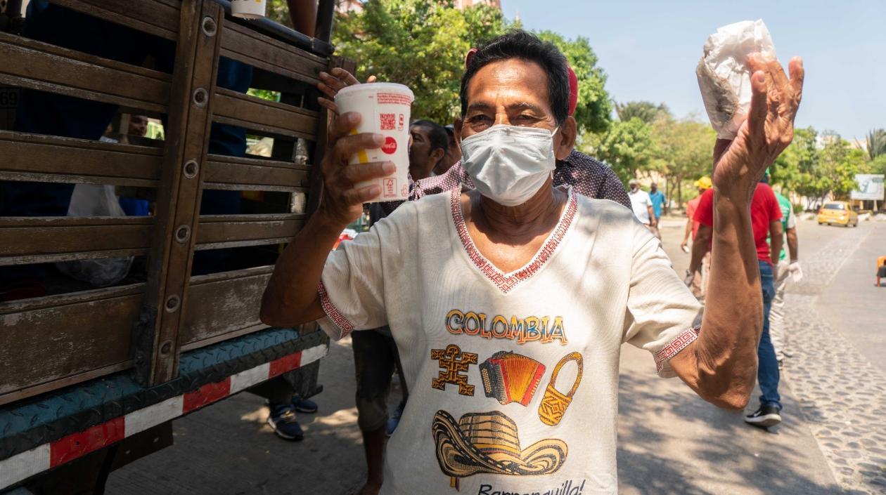 Habitante de la calle recibiendo la donación.